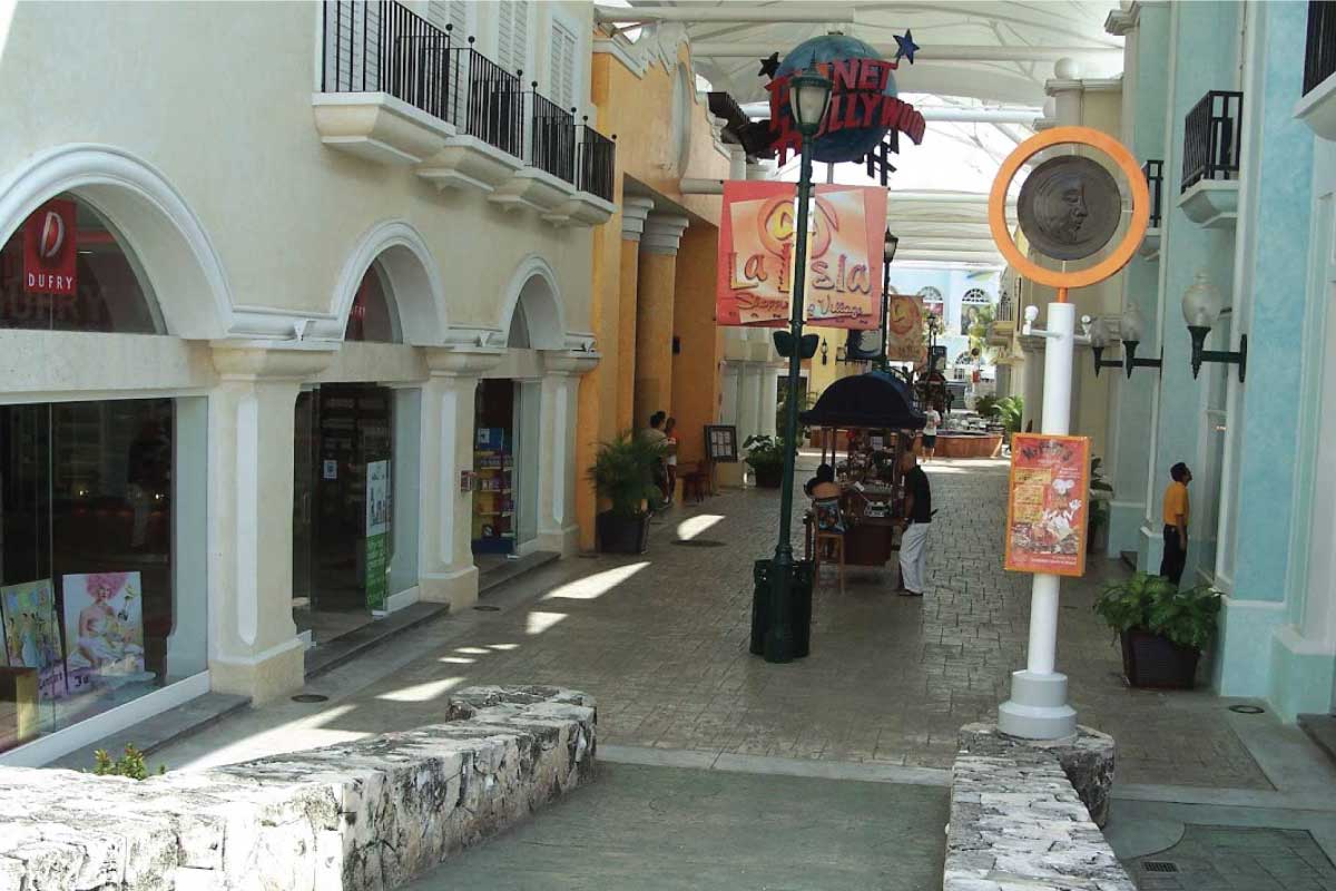 La Isla Shopping Mall, Cancun, Mexico.
